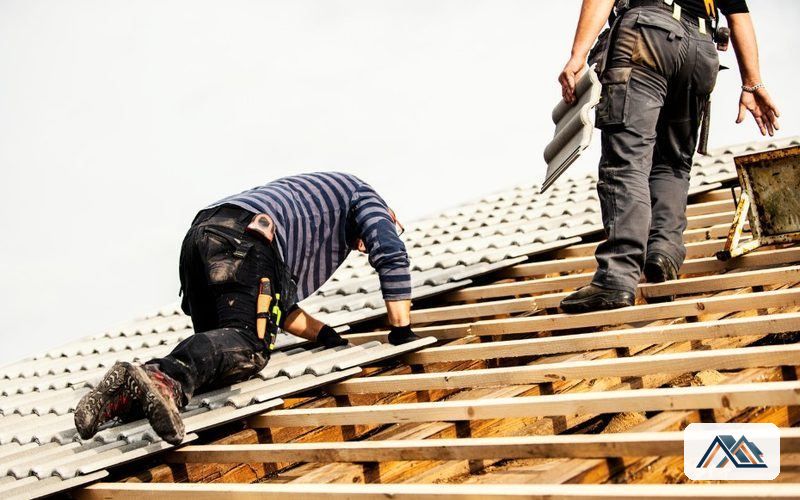 Aislamiento sobre la estructura de cubierta Colocación de las placas de aislamiento sobre la estructura de madera de la cubierta