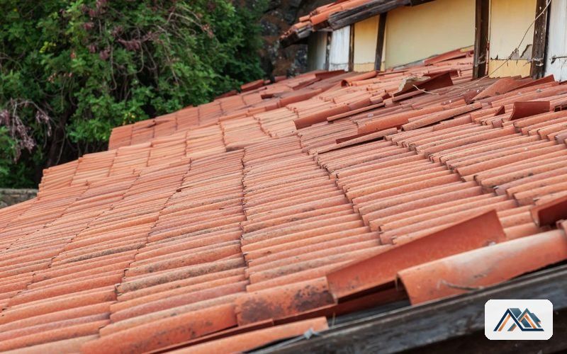 Faldón de teja con piezas desplazadas por donde entra el agua en una vivienda de Lugo