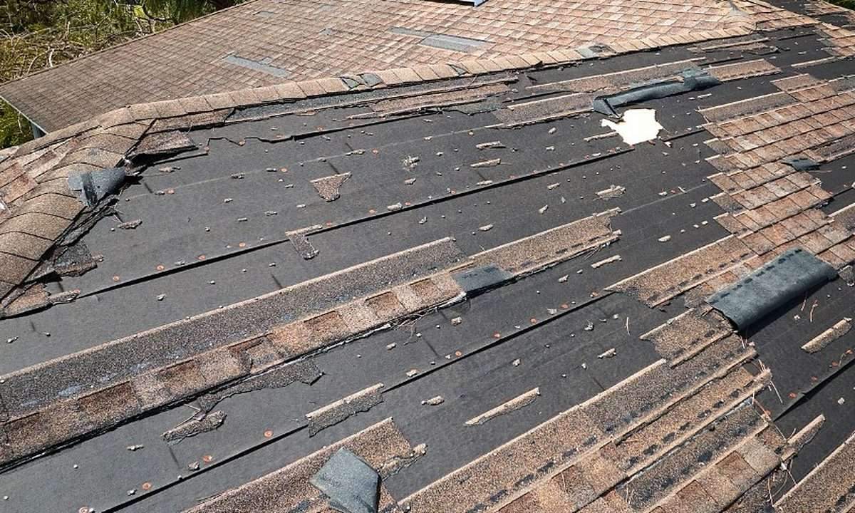 Cubierta con las tejas asfálticas levantadas por donde se filtra el agua
