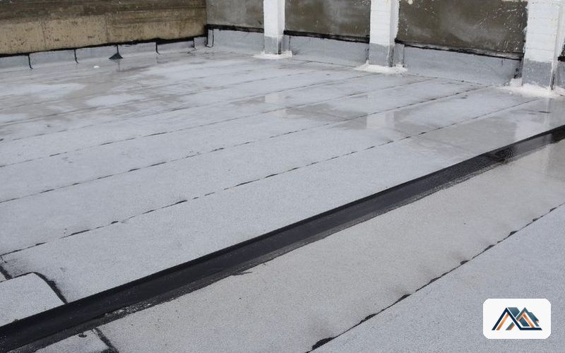 Cubierta plana de un edificio impermeabilizada con lámina asfáltica autoprotegida y petos rematados