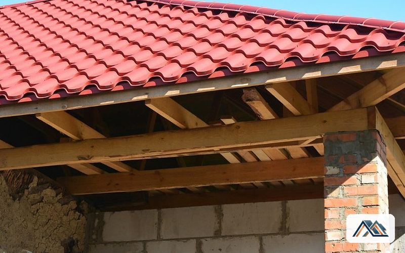 Estructura de madera de una cubierta Alero con los pares y correas de madera vistos bajo una cubierta de teja
