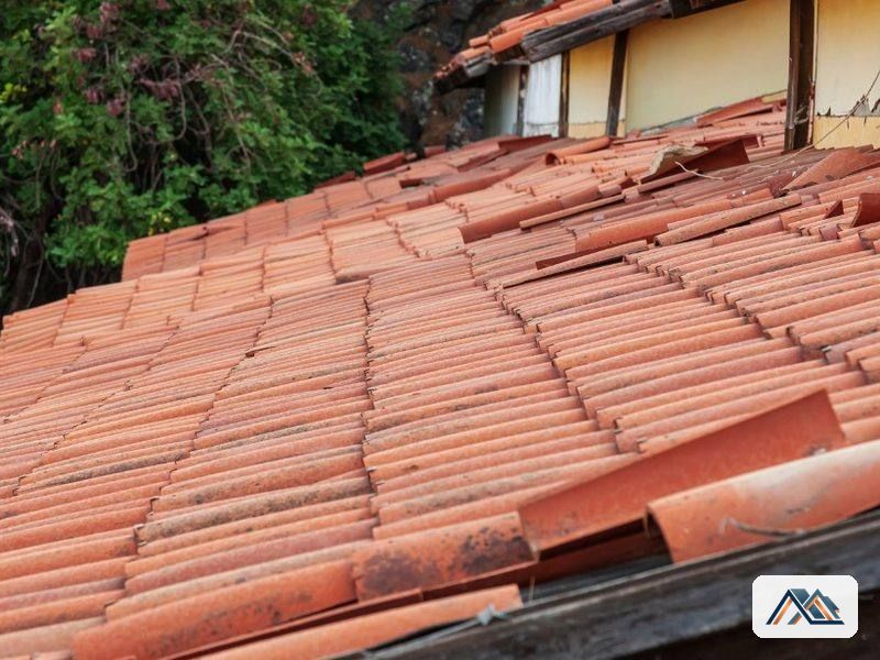 Tejado deteriorado en Lugo Faldón de teja con piezas desplazadas y desgaste en una vivienda de Lugo