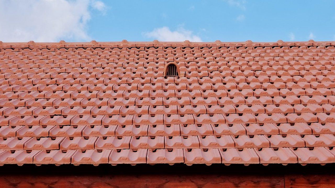 Cubierta de teja con pieza de ventilación reparada en Outeiro de Rei, provincia de Lugo