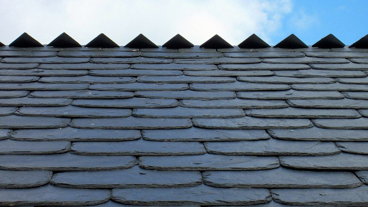 Cubierta de pizarra natural reparada en Sarria, provincia de Lugo