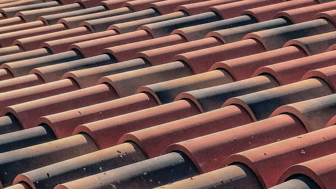Cubierta de teja curva del país reparada en Vilalba, provincia de Lugo