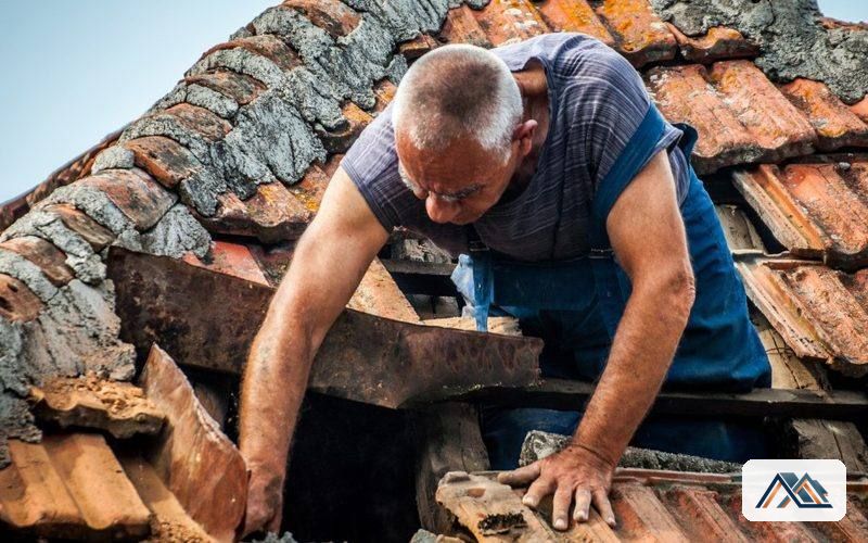 Visita técnica de valoración de cubiertas en Lugo Tejador valorando el estado de una cubierta de teja antigua durante la visita técnica en Lugo