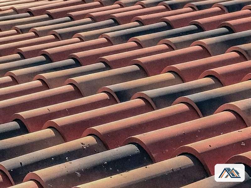 Detalle del solape entre tejas curvas en el punto de la filtración