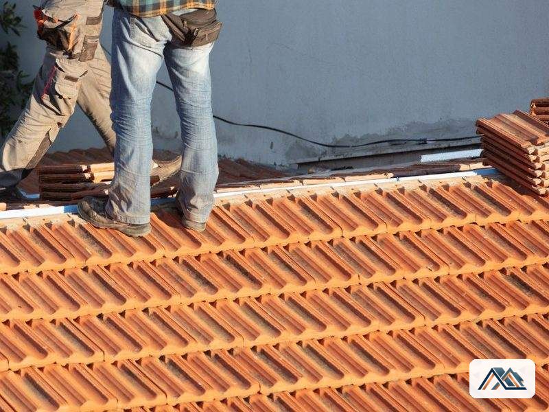 Reposición de teja del país sobre el rastrel del faldón