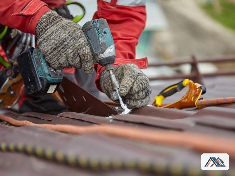 Refuerzo de cubierta plana Aplicación del refuerzo sobre la cubierta plana con herramienta eléctrica